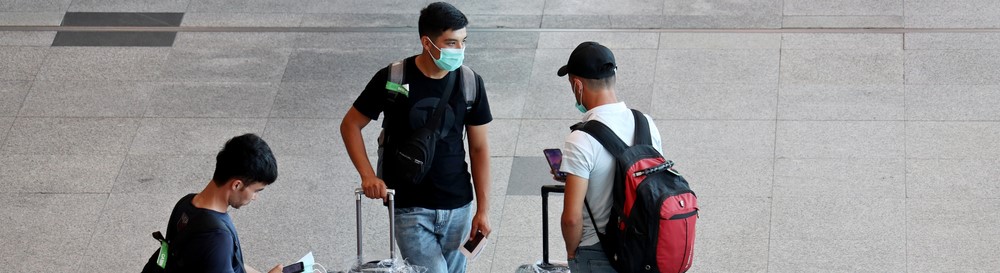 Migrantes de Asia Central en el aeropuerto.